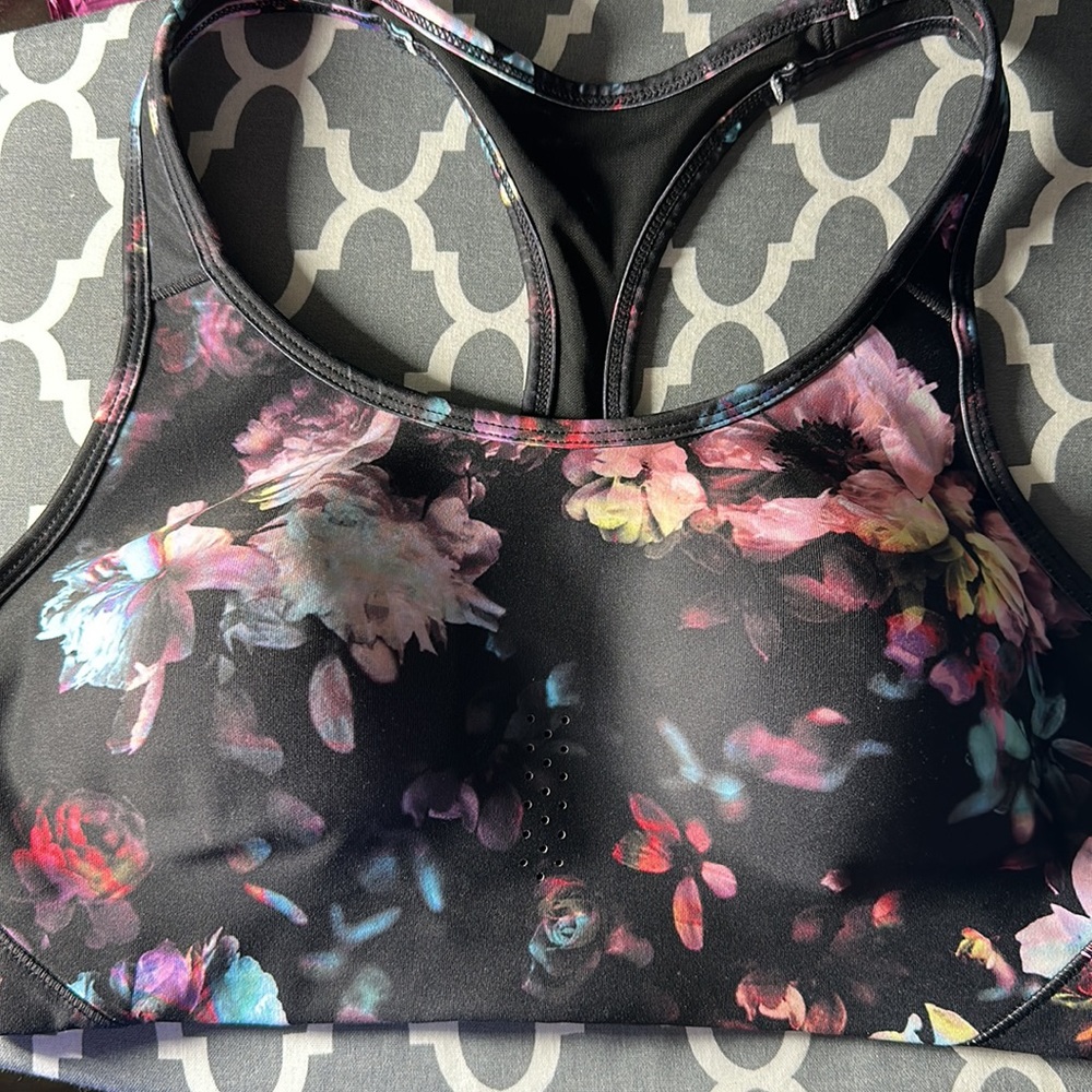 Avía sports bra and capri set - Picture 5 of 6